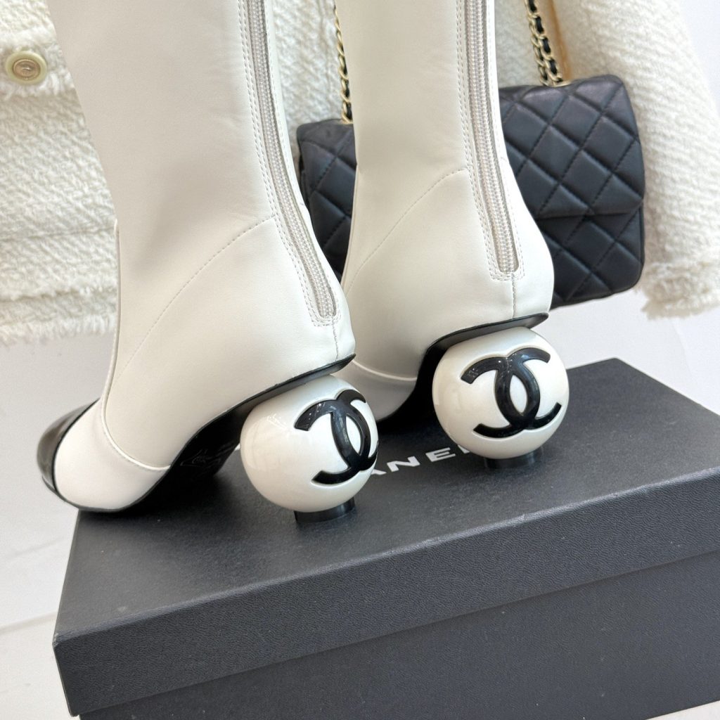 CHANEL Boots in Premium Leather with Molded Rubber Outsole Genuine Lambskin Lining Italian Suede S