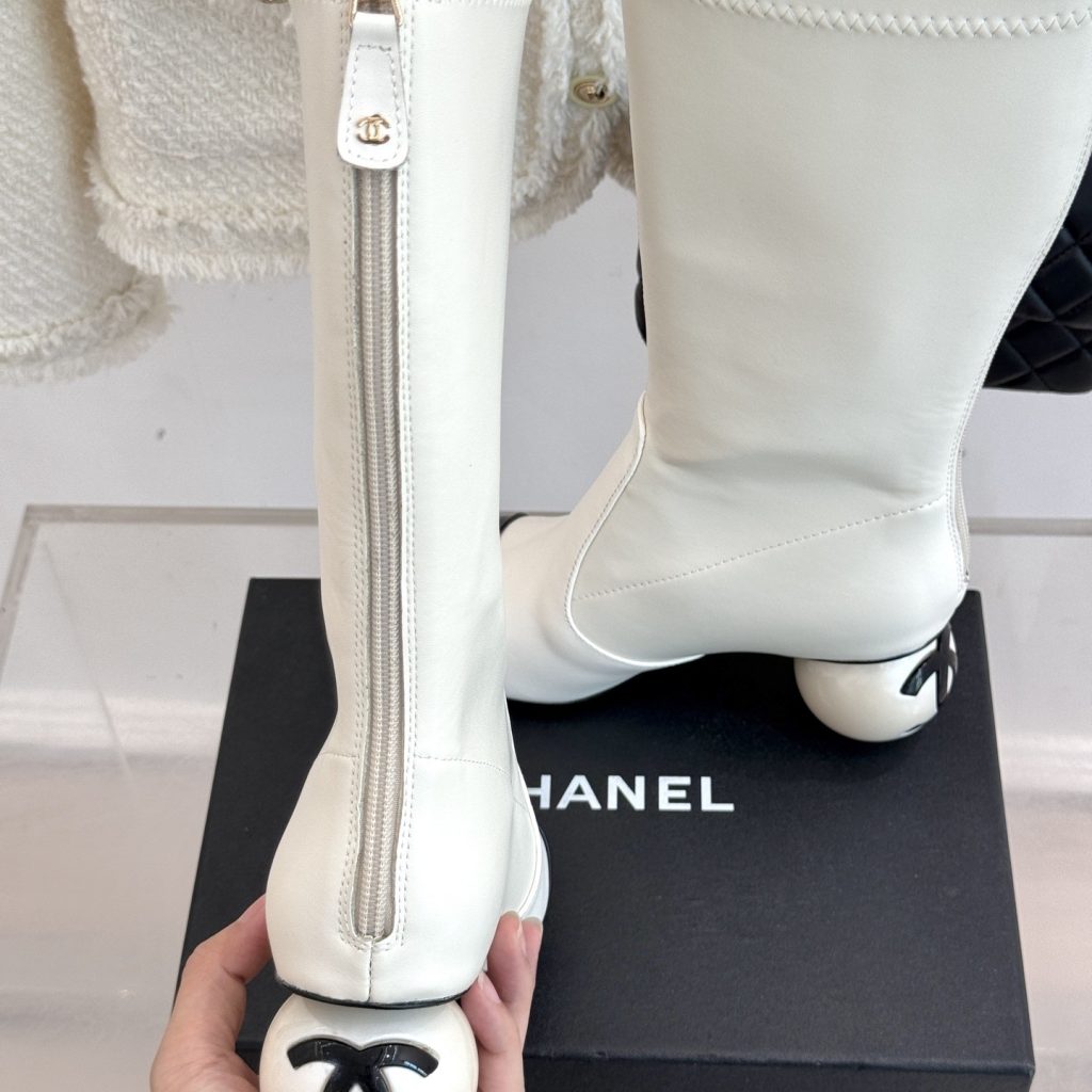 CHANEL Boots in Premium Leather with Molded Rubber Outsole Genuine Lambskin Lining Italian Suede S
