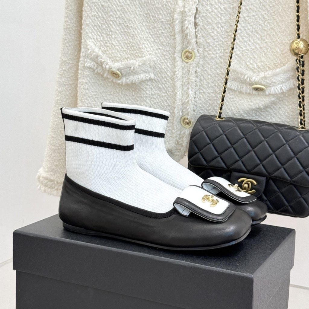 CHANEL Boots in Premium Leather with Molded Rubber Outsole Genuine Lambskin Lining Italian Suede S