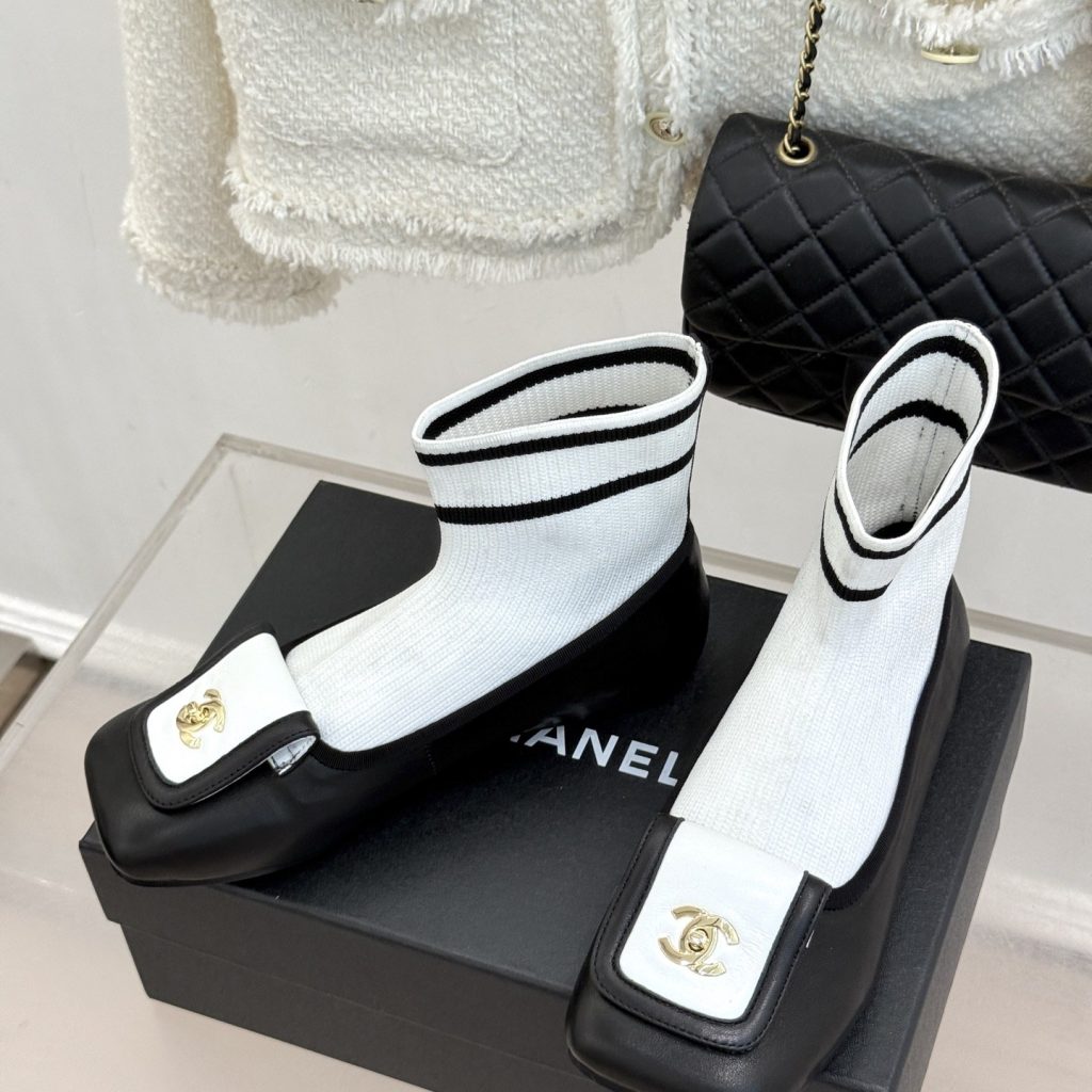 CHANEL Boots in Premium Leather with Molded Rubber Outsole Genuine Lambskin Lining Italian Suede S