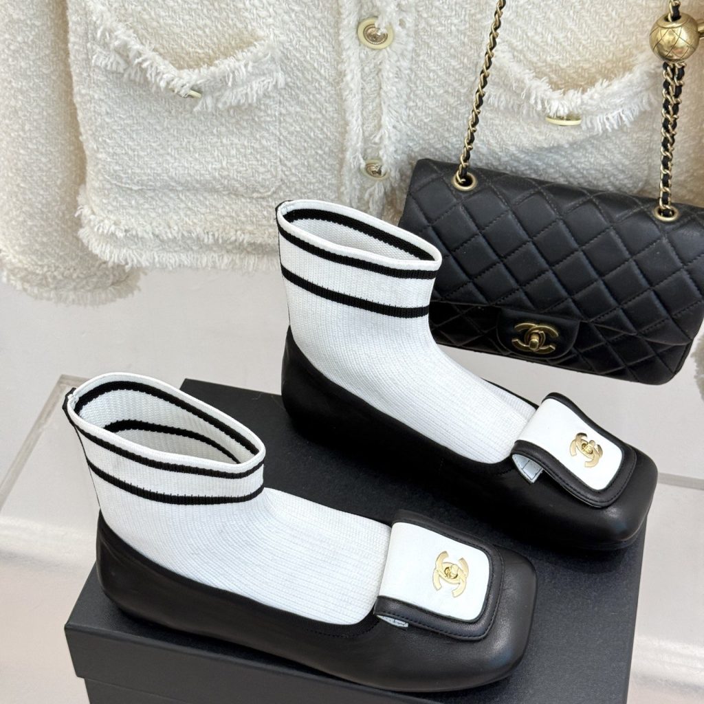 CHANEL Boots in Premium Leather with Molded Rubber Outsole Genuine Lambskin Lining Italian Suede S