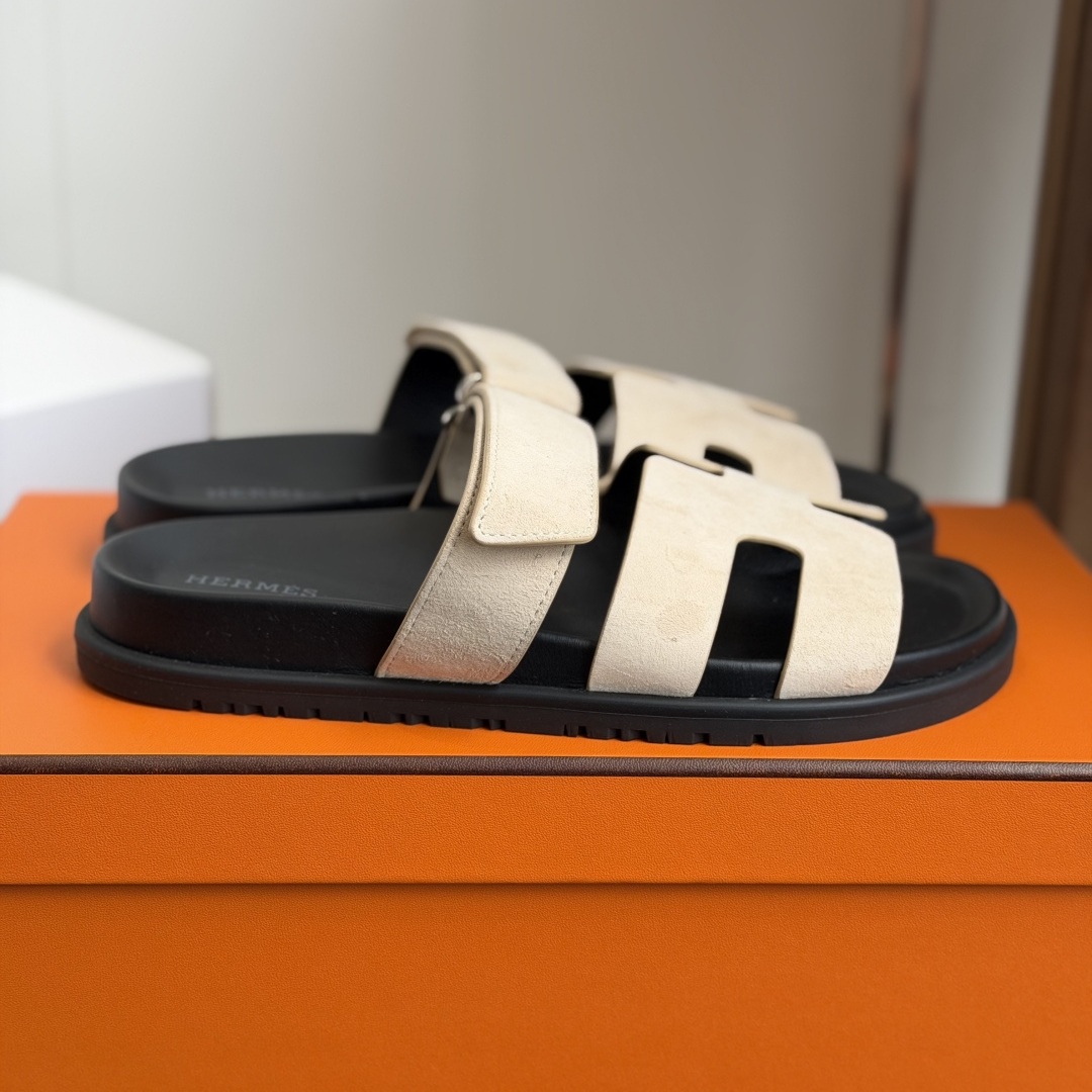 HERMES Elegant Strap Sandals, Premium Leather Upper with Open Toe and Molded Rubber Outsole Design