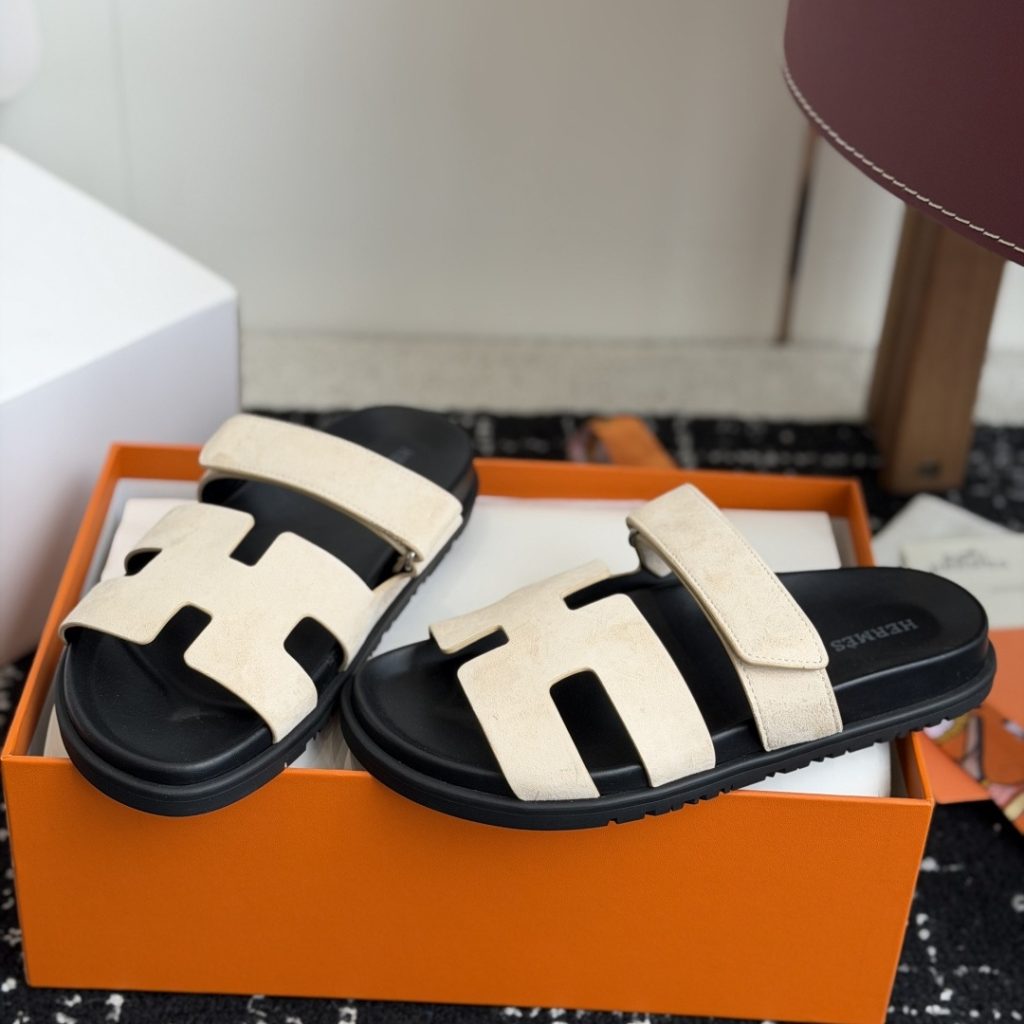 HERMES Elegant Strap Sandals, Premium Leather Upper with Open Toe and Molded Rubber Outsole Design
