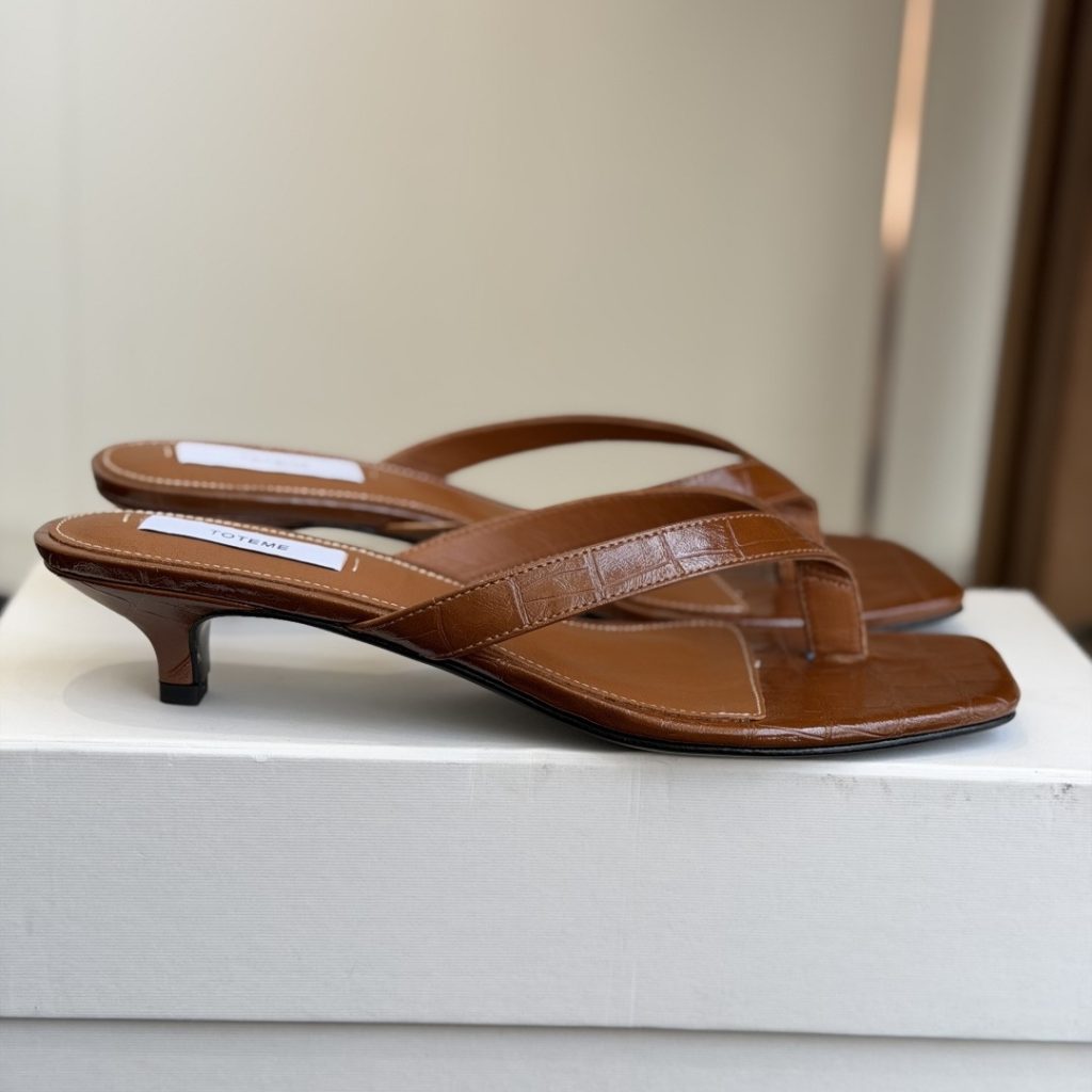 TOTEME Slippers in Premium Leather with Molded Rubber Outsole Genuine Lambskin Lining Italian Leathe