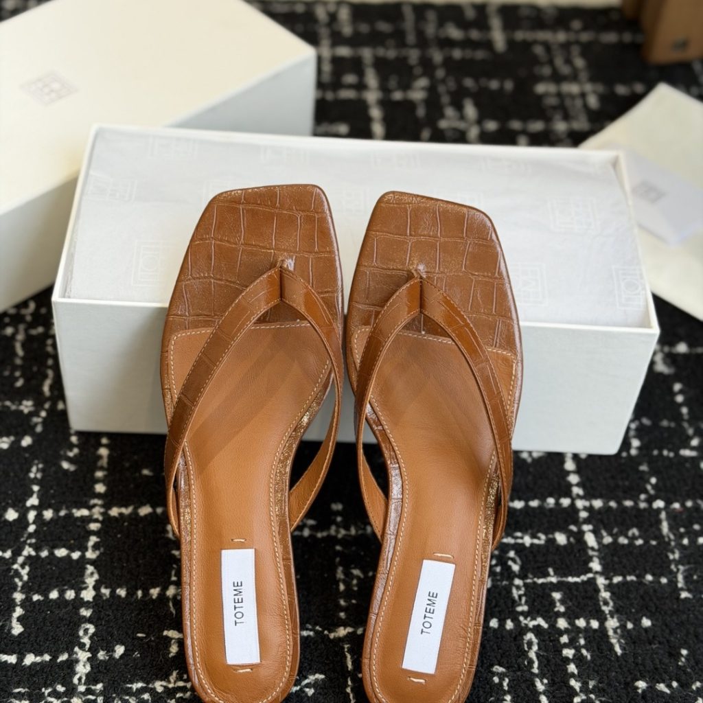 TOTEME Slippers in Premium Leather with Molded Rubber Outsole Genuine Lambskin Lining Italian Leathe