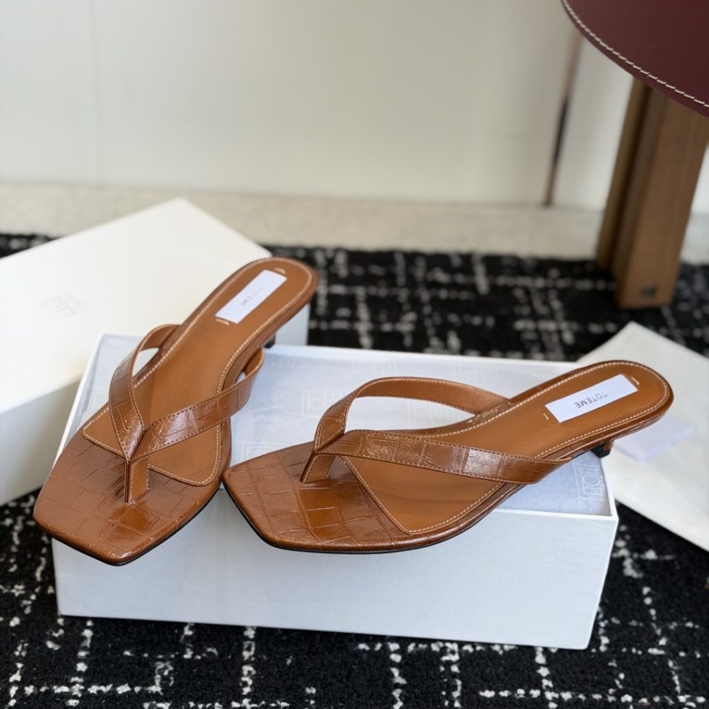 TOTEME Slippers in Premium Leather with Molded Rubber Outsole Genuine Lambskin Lining Italian Leathe