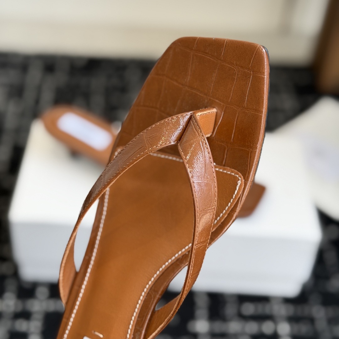TOTEME Slippers in Premium Leather with Molded Rubber Outsole Genuine Lambskin Lining Italian Leathe