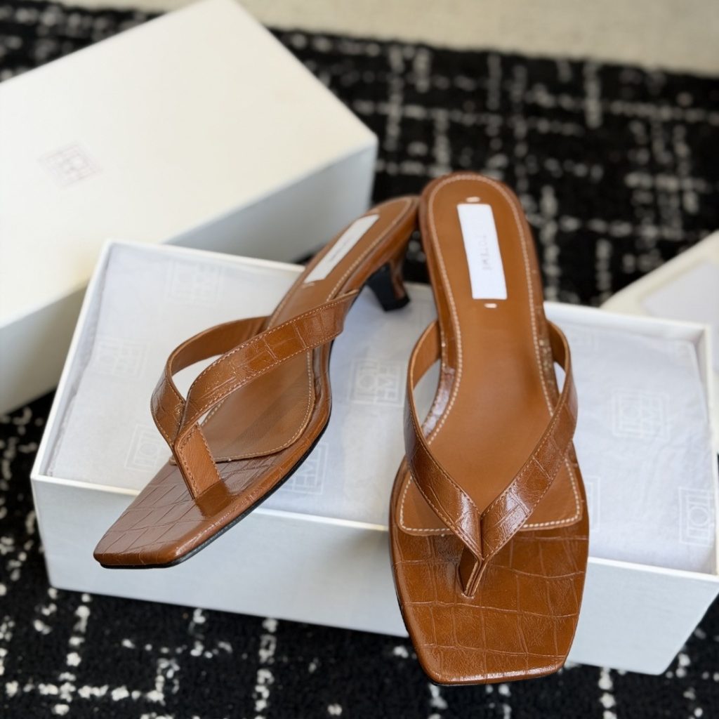 TOTEME Slippers in Premium Leather with Molded Rubber Outsole Genuine Lambskin Lining Italian Leathe