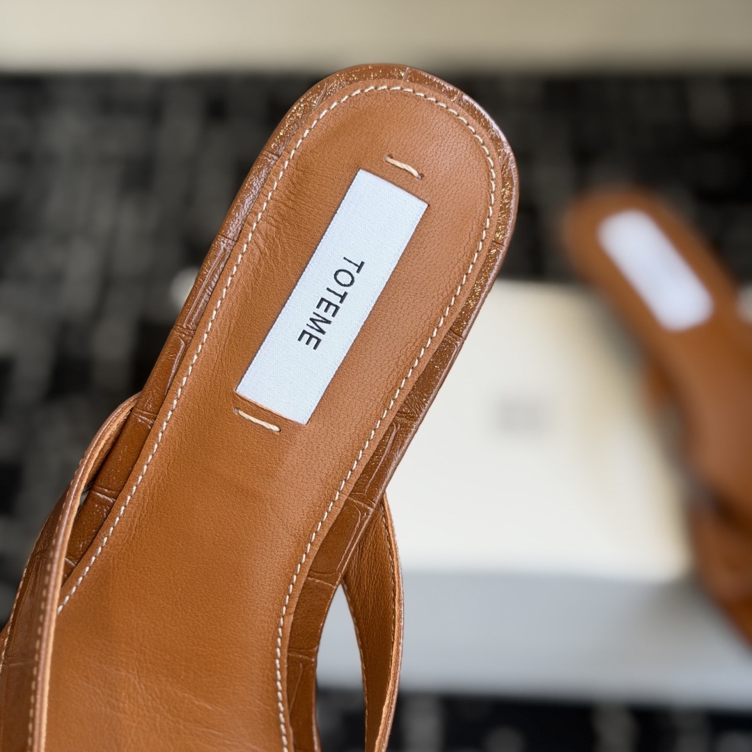 TOTEME Slippers in Premium Leather with Molded Rubber Outsole Genuine Lambskin Lining Italian Leathe
