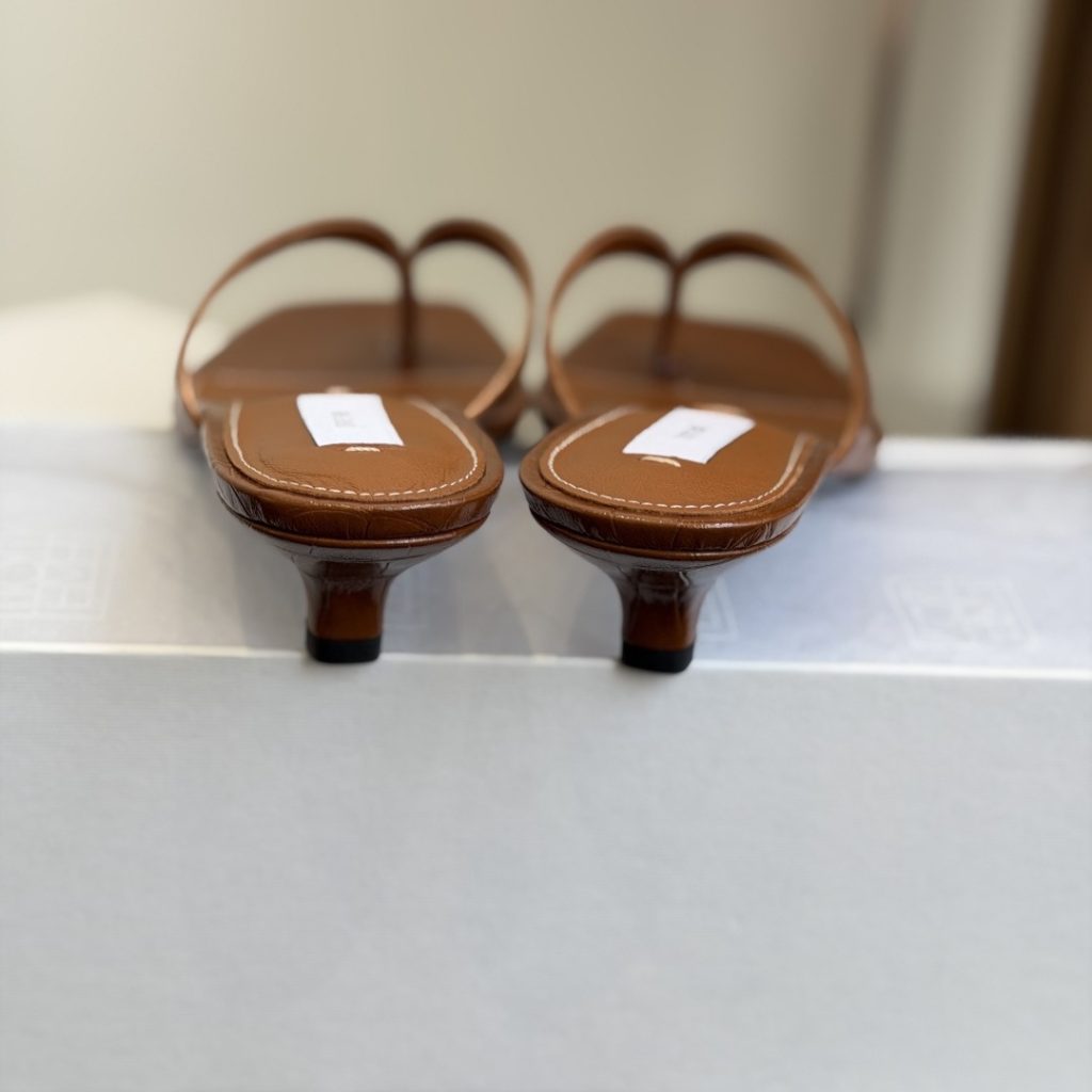 TOTEME Slippers in Premium Leather with Molded Rubber Outsole Genuine Lambskin Lining Italian Leathe