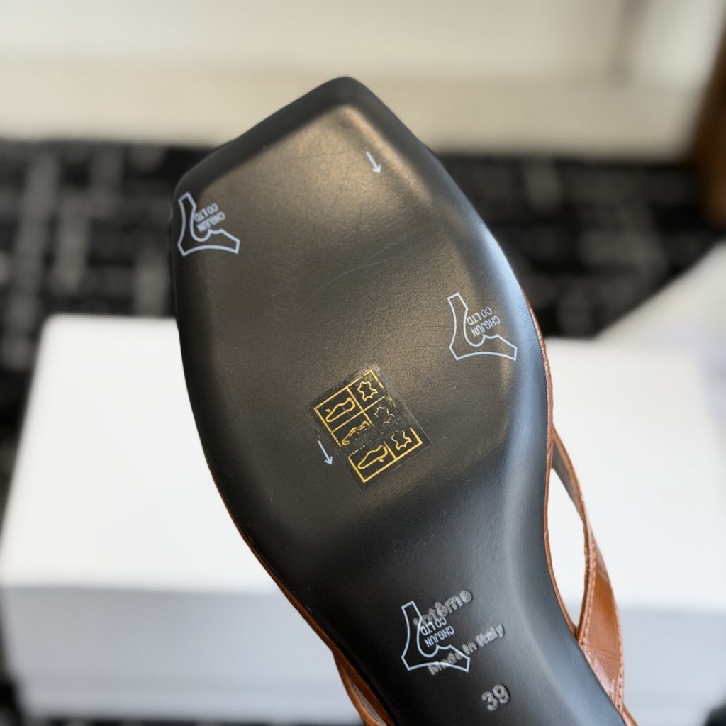 TOTEME Slippers in Premium Leather with Molded Rubber Outsole Genuine Lambskin Lining Italian Leathe