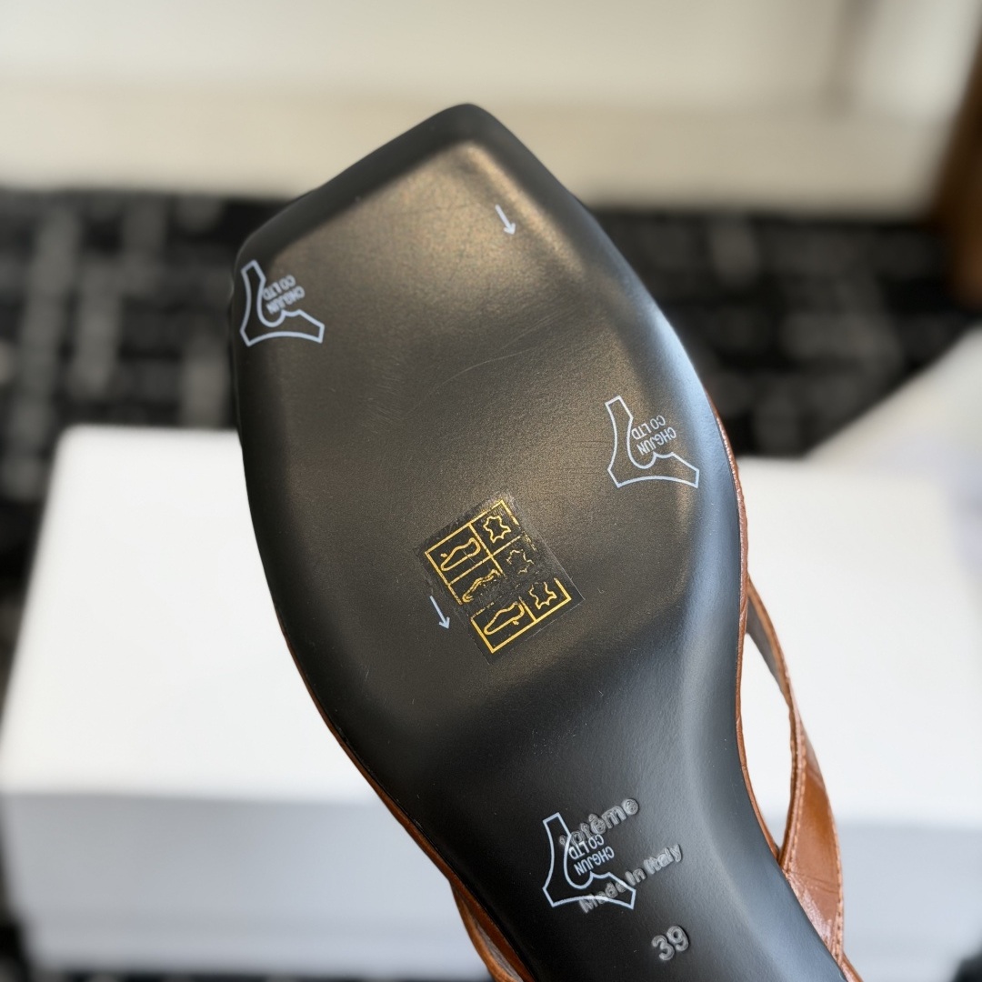 TOTEME Slippers in Premium Leather with Molded Rubber Outsole Genuine Lambskin Lining Italian Leathe