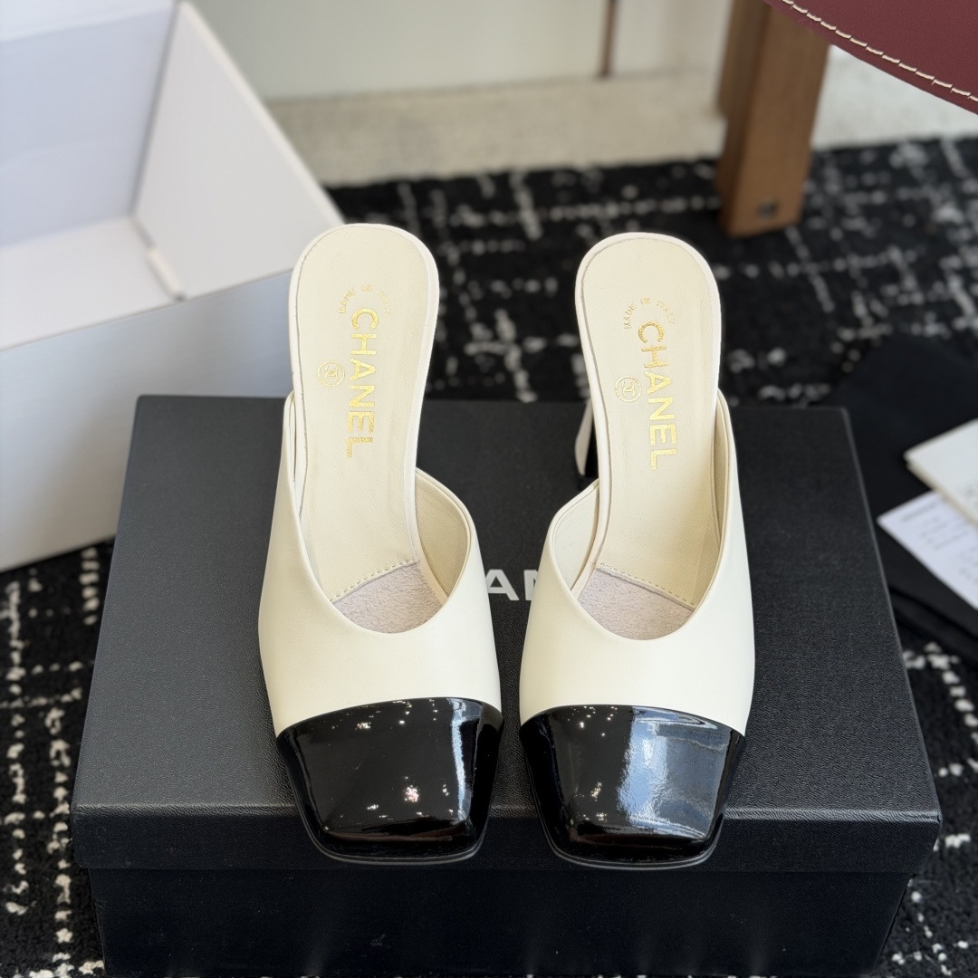 CHANEL Slippers in Premium Leather with Molded Rubber Outsole Genuine Lambskin Lining Italian Leathe