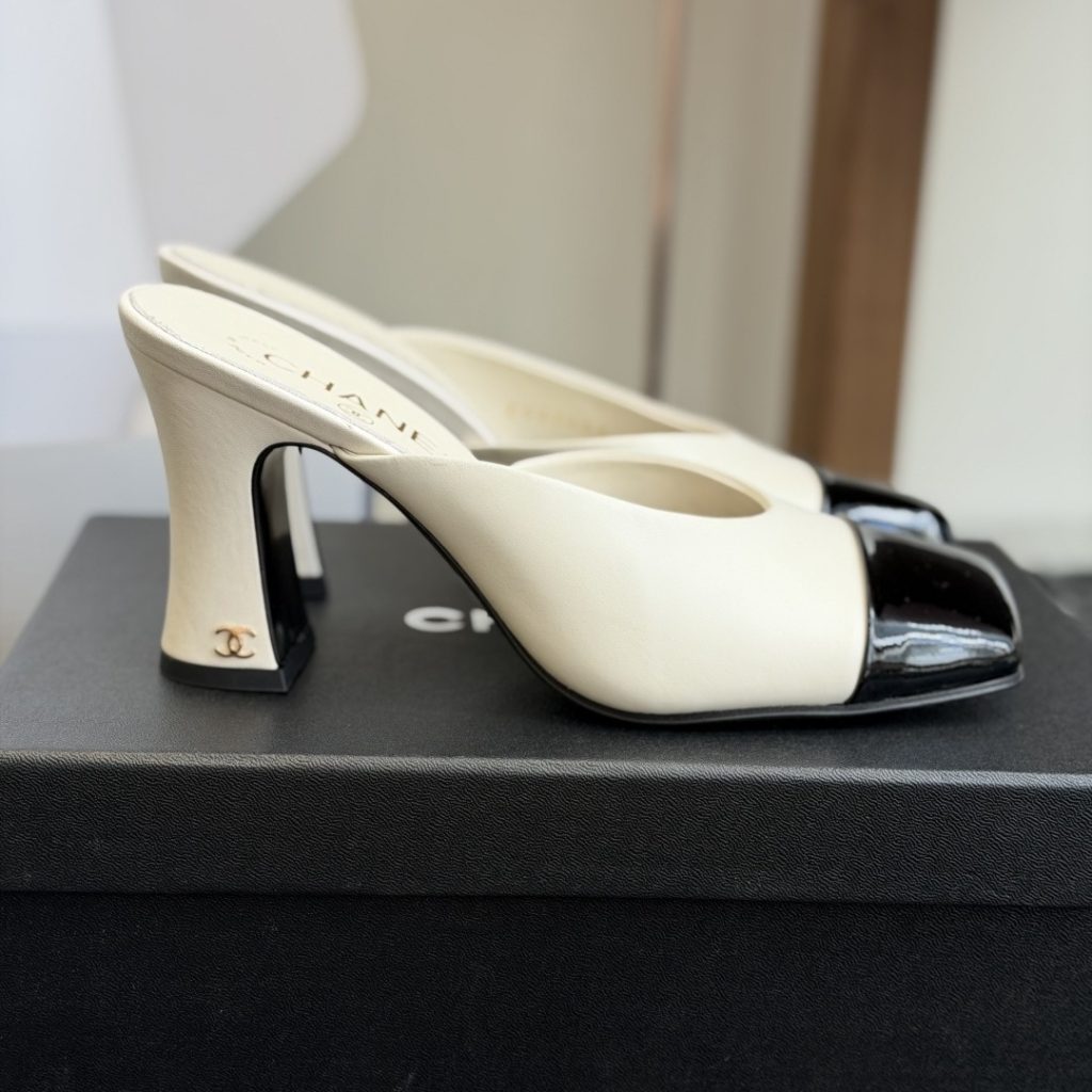 CHANEL Slippers in Premium Leather with Molded Rubber Outsole Genuine Lambskin Lining Italian Leathe