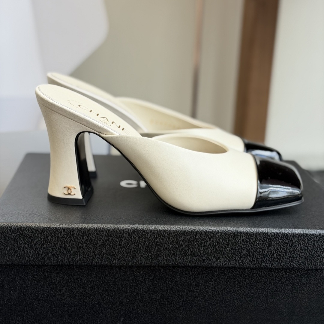 CHANEL Slippers in Premium Leather with Molded Rubber Outsole Genuine Lambskin Lining Italian Leathe