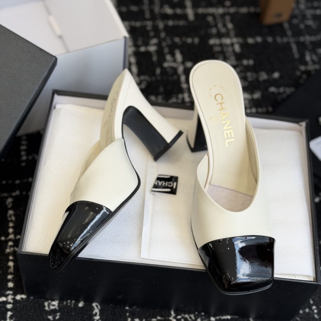 CHANEL Slippers in Premium Leather with Molded Rubber Outsole Genuine Lambskin Lining Italian Leathe