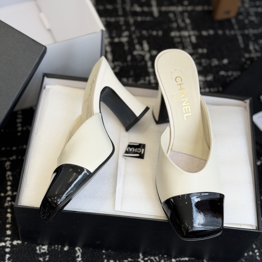 CHANEL Slippers in Premium Leather with Molded Rubber Outsole Genuine Lambskin Lining Italian Leathe
