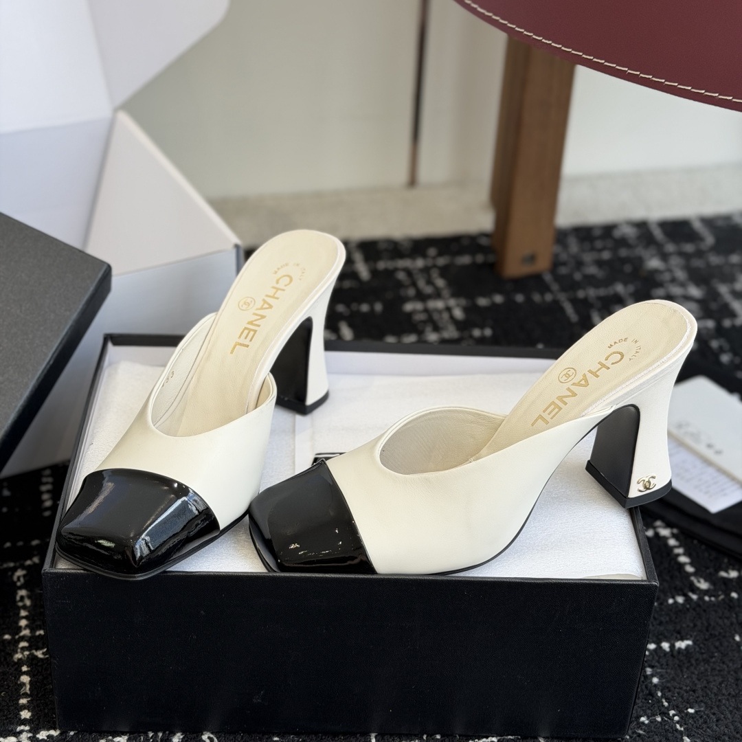 CHANEL Slippers in Premium Leather with Molded Rubber Outsole Genuine Lambskin Lining Italian Leathe