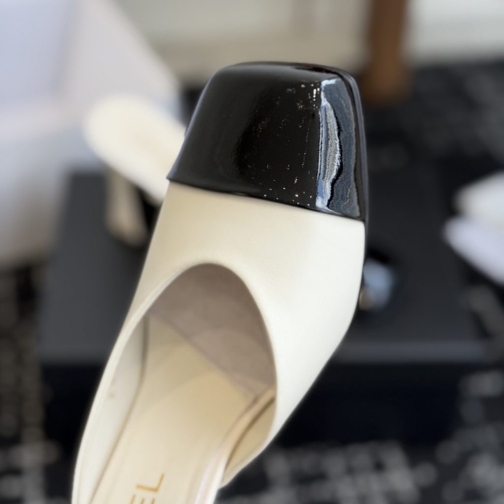 CHANEL Slippers in Premium Leather with Molded Rubber Outsole Genuine Lambskin Lining Italian Leathe
