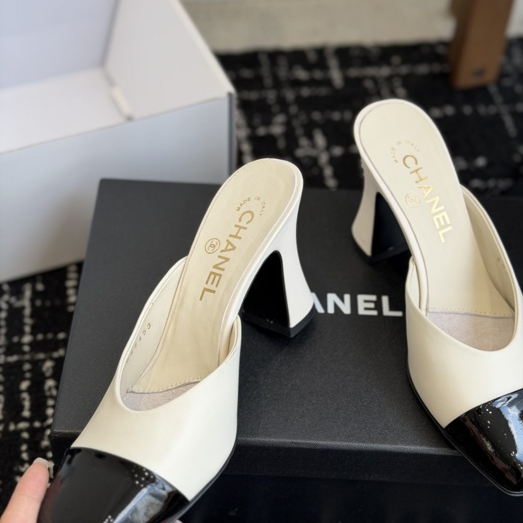 CHANEL Slippers in Premium Leather with Molded Rubber Outsole Genuine Lambskin Lining Italian Leathe