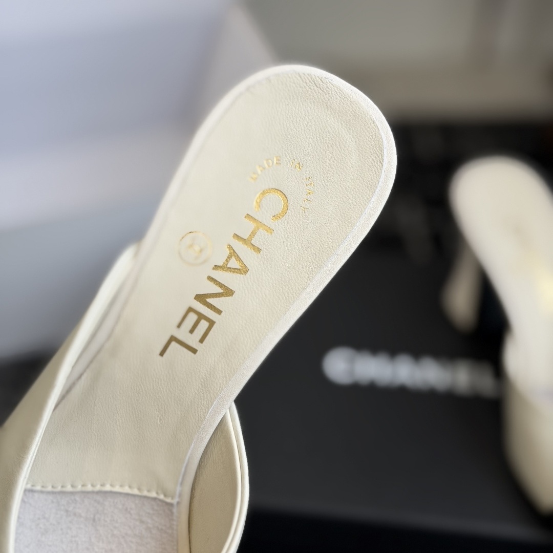 CHANEL Slippers in Premium Leather with Molded Rubber Outsole Genuine Lambskin Lining Italian Leathe
