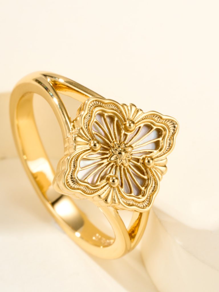 Buccellati Opera Tulle Ring Gold, White Mother-of-Pearl Flower motif, Opera Tulle filigree