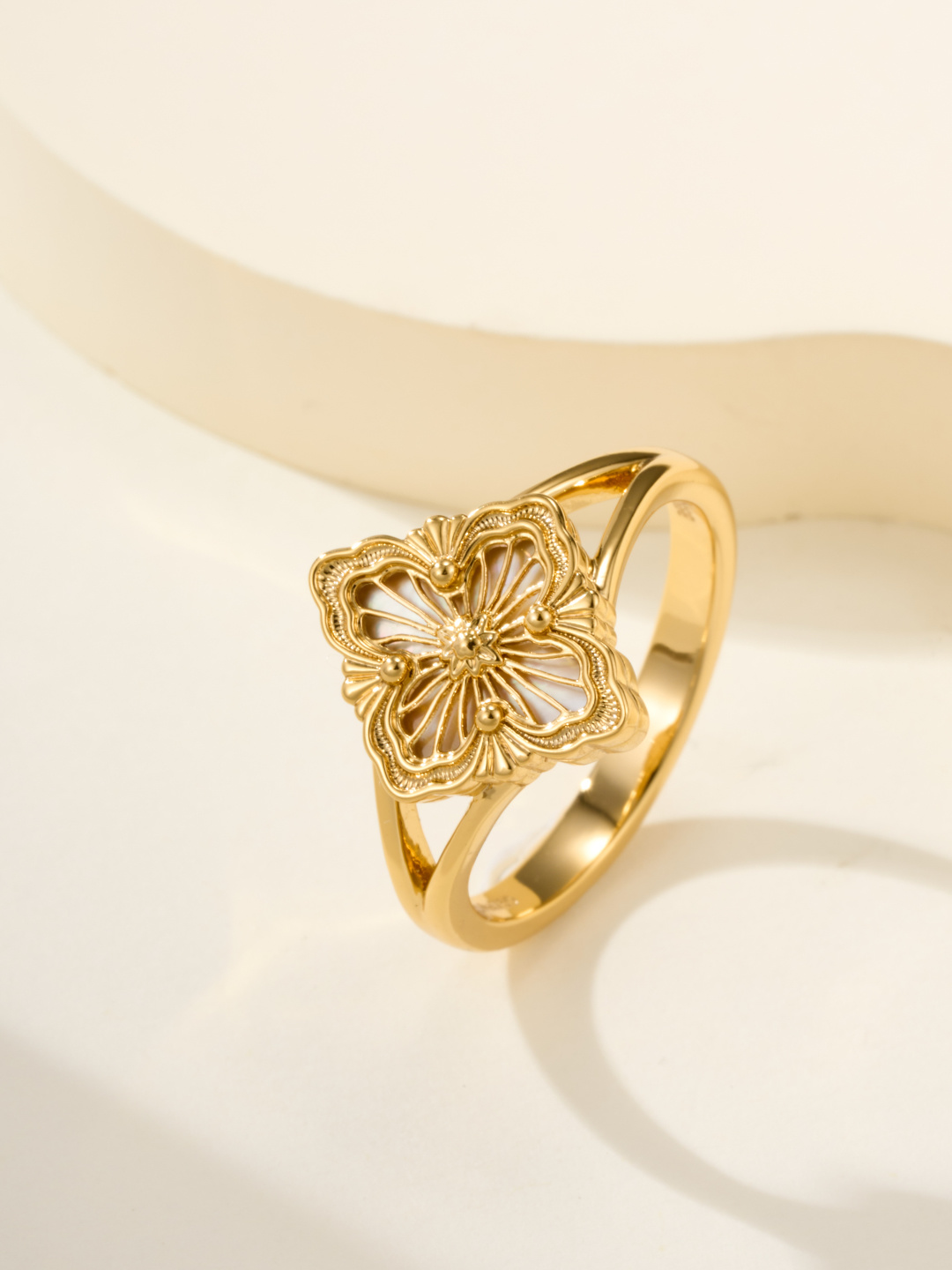 Buccellati Opera Tulle Ring Gold, White Mother-of-Pearl Flower motif, Opera Tulle filigree