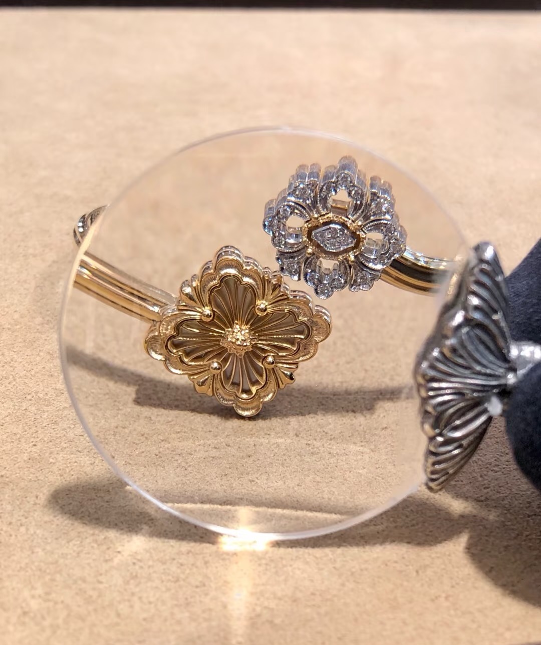 Buccellati Opera Tulle Bangle 18K Yellow Gold, Diamonds Tulle Open Bangle Double-flower motif with
