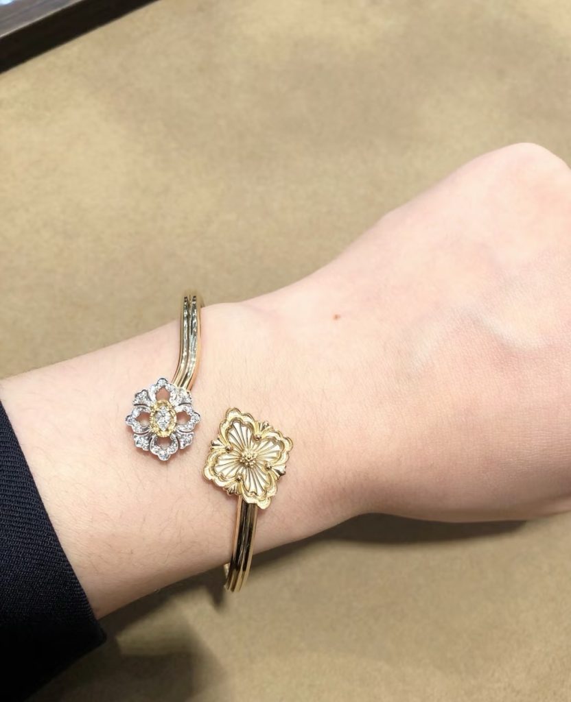 Buccellati Opera Tulle Bangle 18K Yellow Gold, Diamonds Tulle Open Bangle Double-flower motif with