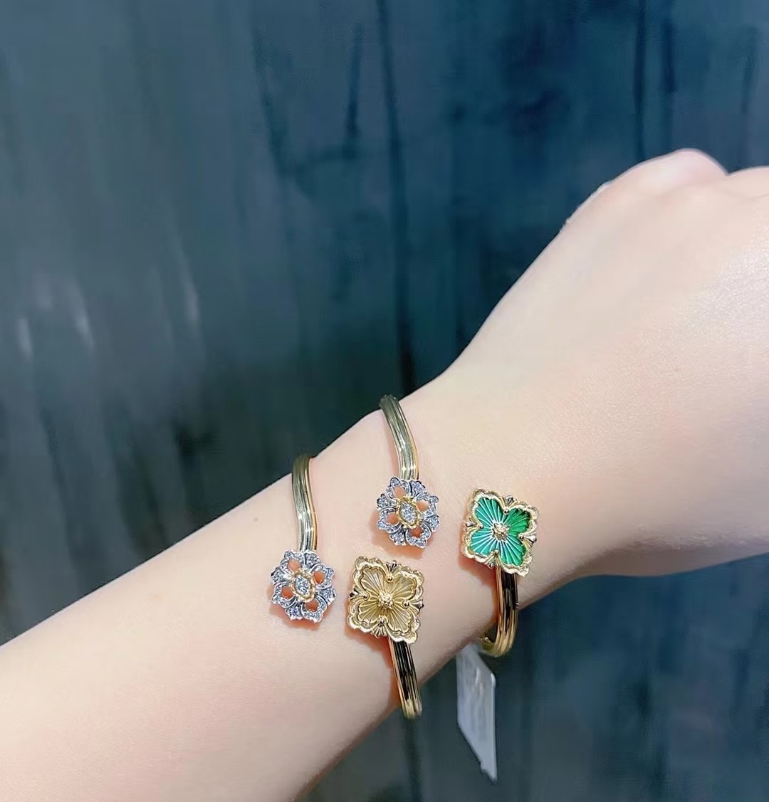 Buccellati Opera Tulle Bangle 18K Yellow Gold, Diamonds Tulle Open Bangle Double-flower motif with