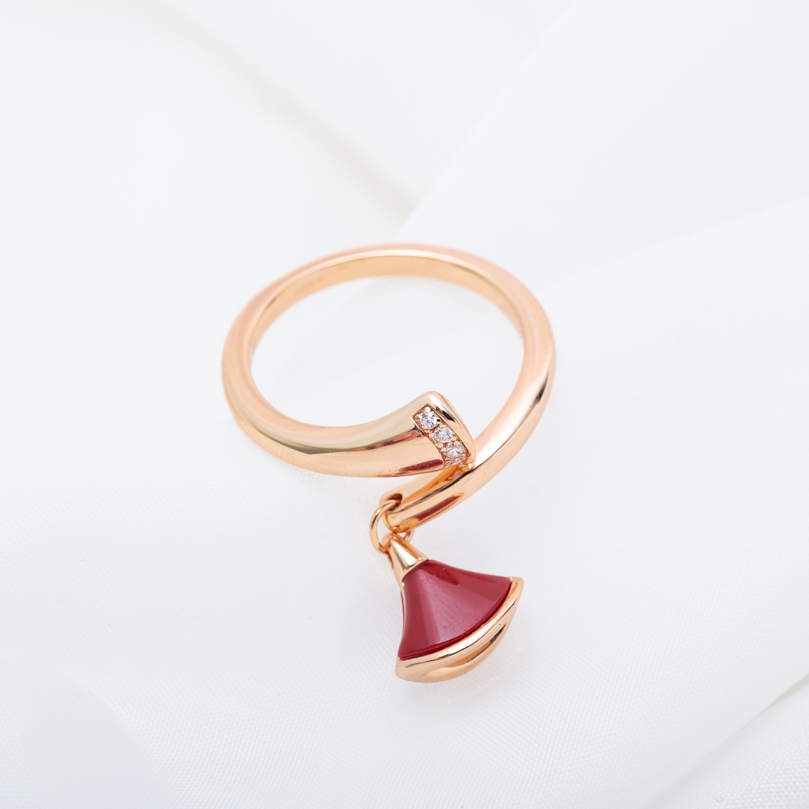 Bulgari Divas' Dream Ring Rose Gold, Diamond, Enamel Fan-shaped, Pendant