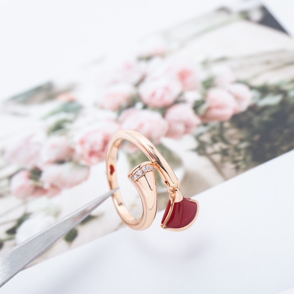 Bulgari Divas' Dream Ring Rose Gold, Diamond, Enamel Fan-shaped, Pendant