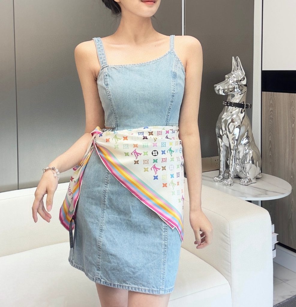 Louis Vuitton LV经典图案方形丝巾 彩虹色条纹镶边 颈部或腰部系带配饰