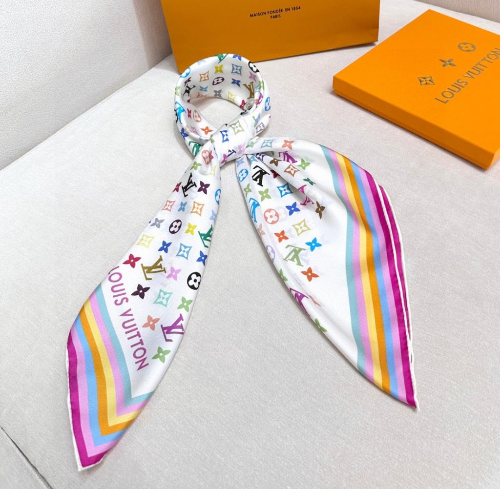 Louis Vuitton LV经典图案方形丝巾 彩虹色条纹镶边 颈部或腰部系带配饰