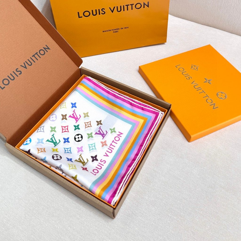 Louis Vuitton LV经典图案方形丝巾 彩虹色条纹镶边 颈部或腰部系带配饰