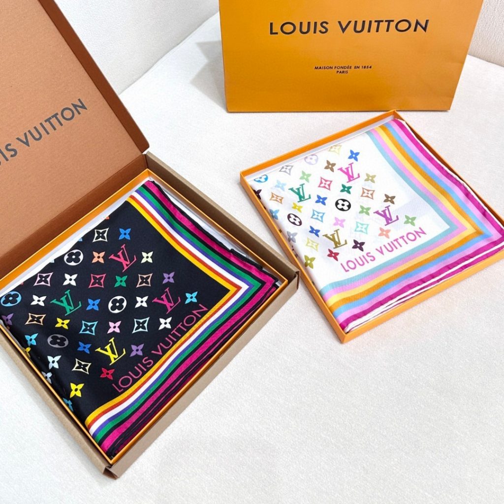 Louis Vuitton LV经典图案方形丝巾 彩虹色条纹镶边 颈部或腰部系带配饰