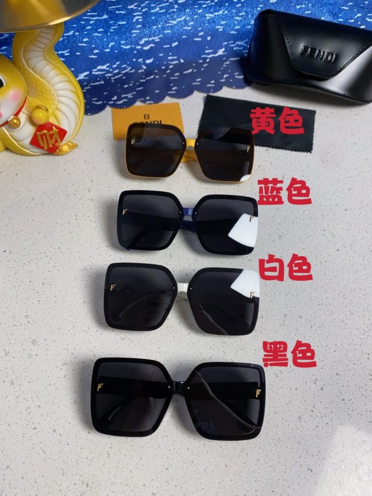 Fendi FF Logo Oversized Square Acetate Sunglasses Gold-tone Temple Logo