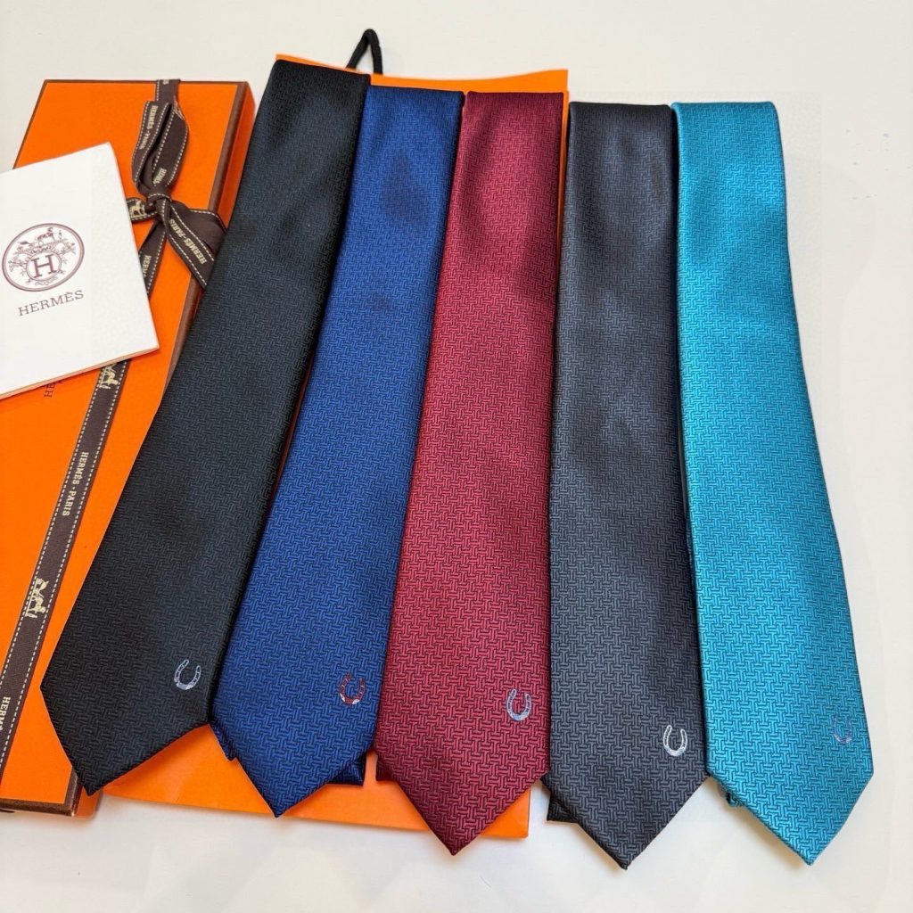 Hermes Unie Fer a Cheval Silk Tie Micro-patterned Weave Embroidered Horseshoe Motif