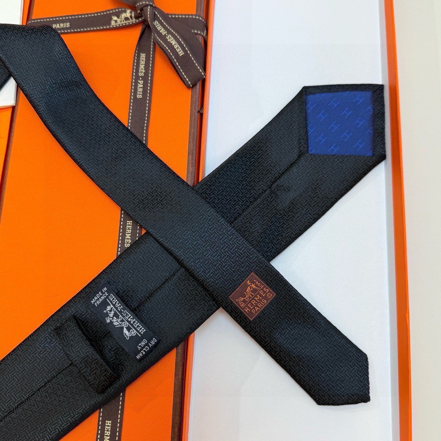 Hermes Unie Fer a Cheval Silk Tie Micro-patterned Weave Embroidered Horseshoe Motif