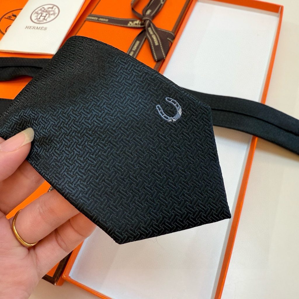 Hermes Unie Fer a Cheval Silk Tie Micro-patterned Weave Embroidered Horseshoe Motif