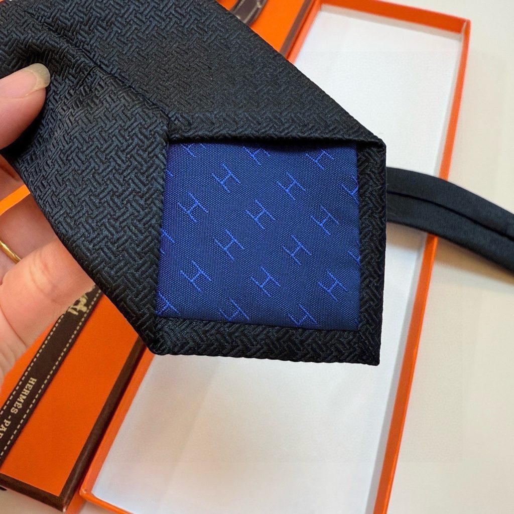 Hermes Unie Fer a Cheval Silk Tie Micro-patterned Weave Embroidered Horseshoe Motif