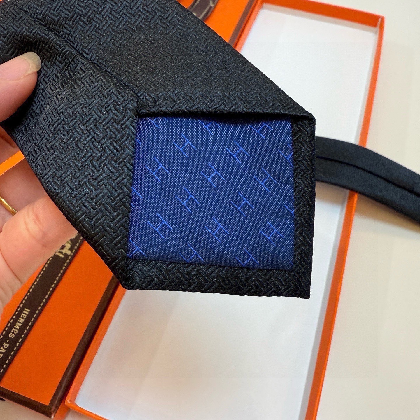 Hermes Unie Fer a Cheval Silk Tie Micro-patterned Weave Embroidered Horseshoe Motif